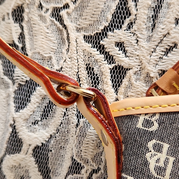 Dooney and Bourke Shoulder Strap purse - Picture 9 of 10